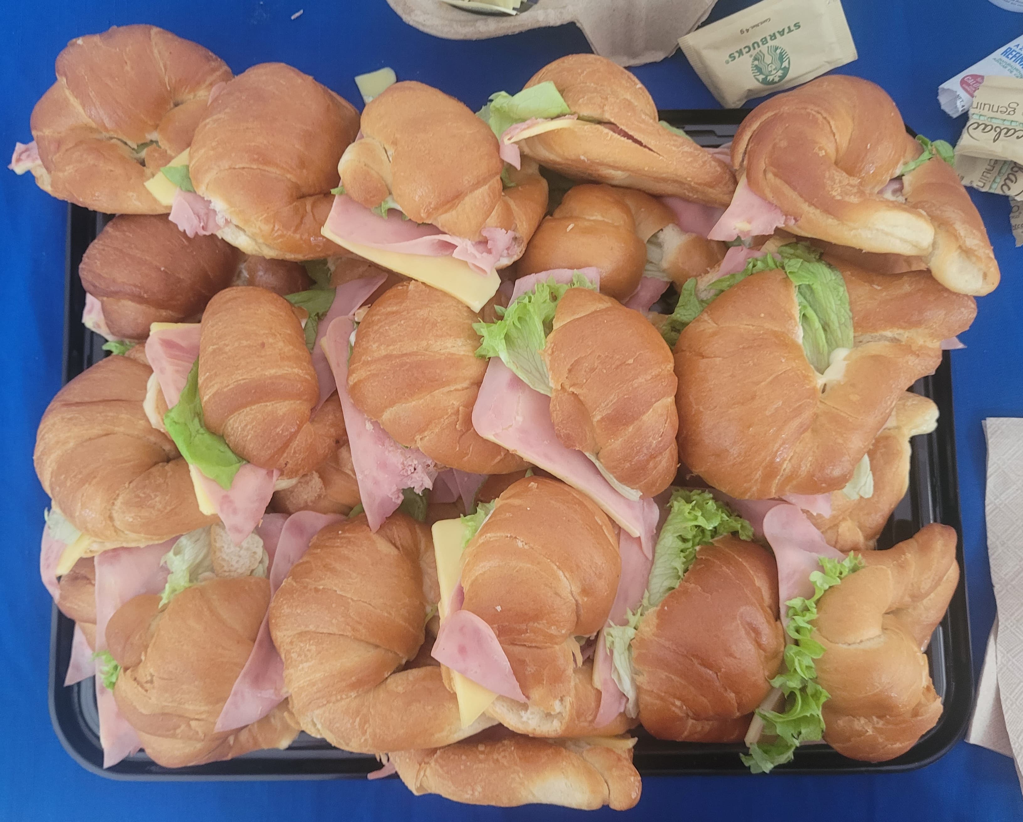 Charolas de botanas con jamón, queso y lechuga